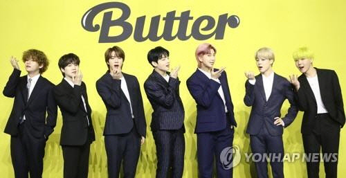 그룹 방탄소년단(BTS)이 21일 오후 서울 송파구 올림픽공원 올림픽홀에서 열린 새 디지털 싱글 '버터'(Butter) 발매 글로벌 기자간담회에서 포즈를 취하고 있다. 왼쪽부터 뷔, 슈가, 진, 정국, RM, 지민, 제이홉. <연합뉴스>